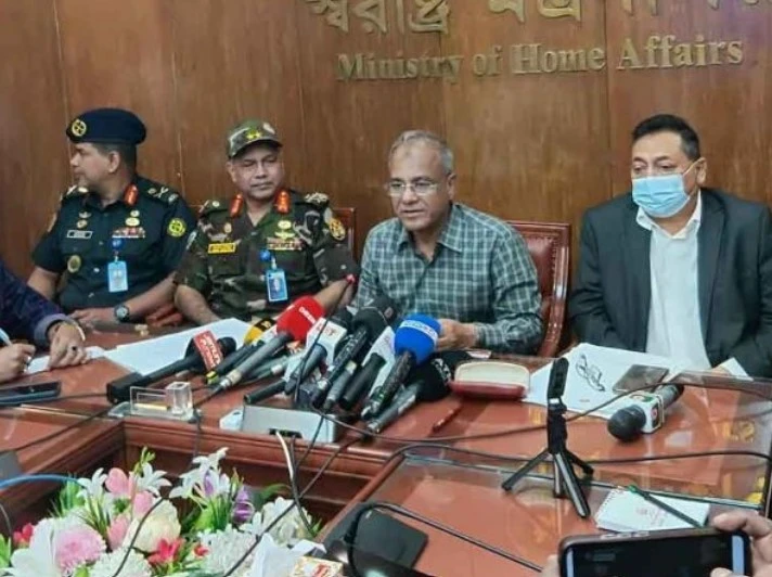 ১৩ নভেম্বরের ‘ঢাকা লকডাউন’ ঘিরে কঠোর অবস্থানে সরকার, সন্ত্রাসীদের ছাড় নয়: স্বরাষ্ট্র উপদেষ্টা